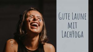 Weniger Stress, gute Laune: Probiert einmal Lachyoga aus und beobachtet, was das mit euch macht!
